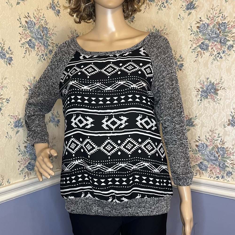 Julies Closet Casual Geometric Print 3/4 sleeve Grey & Black Sweater Top, Size L